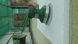 découvrez comment choisir la ponceuse idéale pour le polystyrène dans le cadre de l'isolation thermique par l'extérieur, avec nos conseils pratiques pour un ponçage efficace et précis.